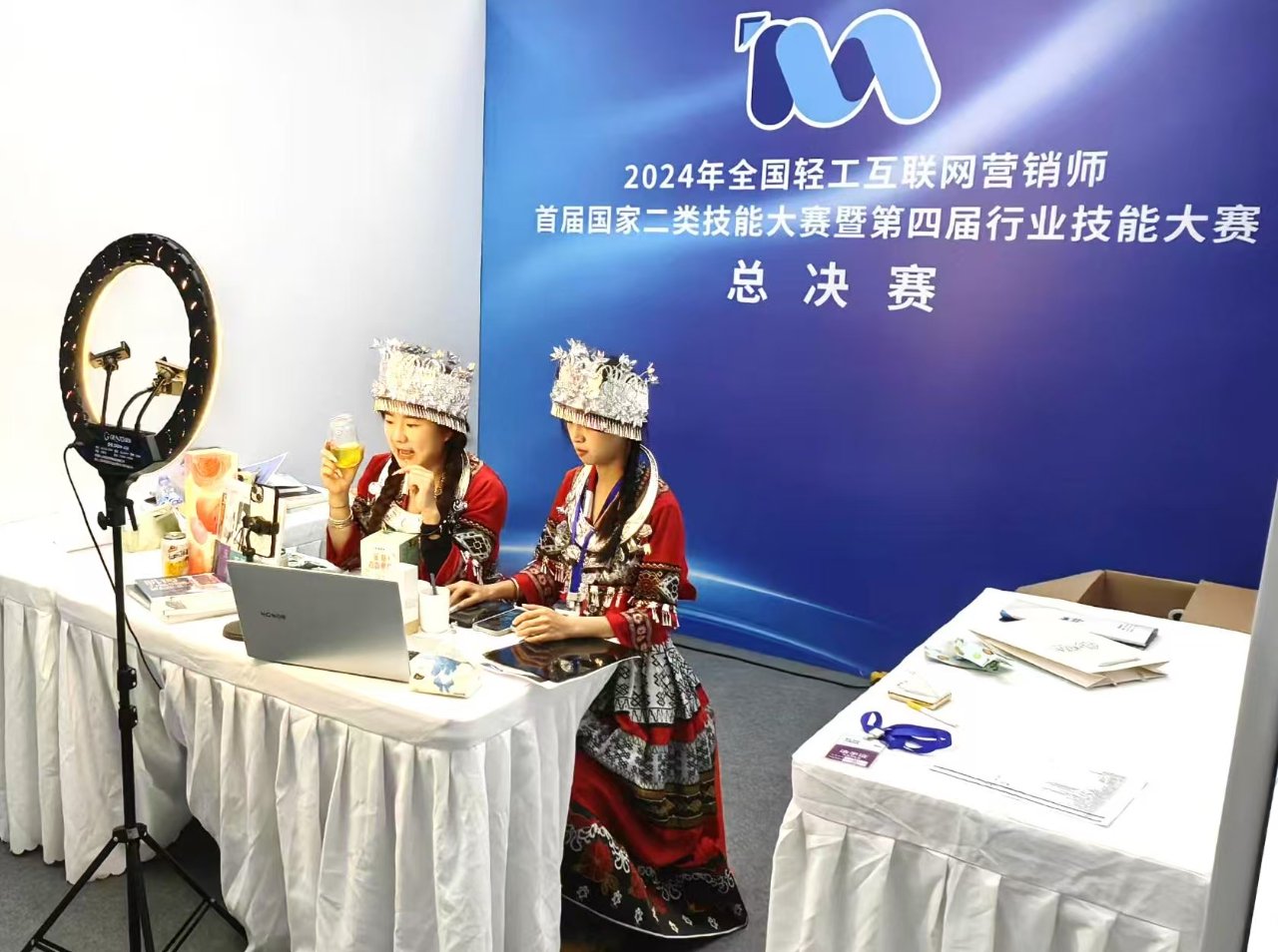 掌上乾坤映江山 2024年全國(guó)輕工互聯(lián)網(wǎng)營(yíng)銷師總決賽視角下的日用百貨銷售革新之路